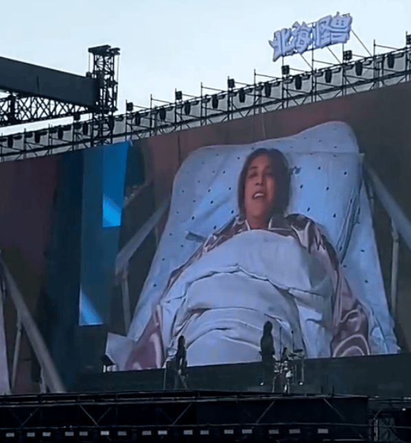 5策略 那艺娜因受伤被迫停止演出 躺病床向粉丝道歉：下次再爱如火