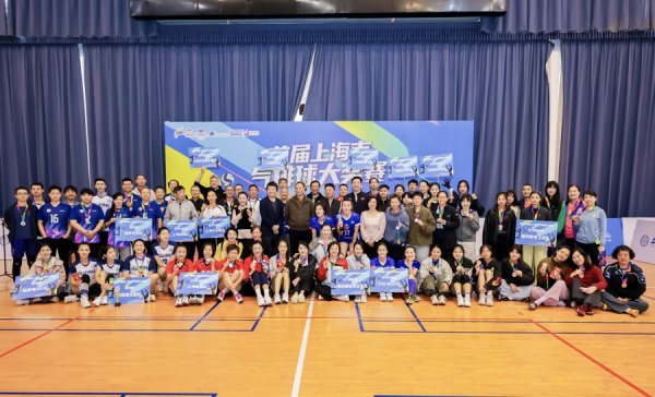 聚美策略 和前沙排世界冠军、前女排国手组队参加首届气排球大奖赛，普通人也能当主攻！